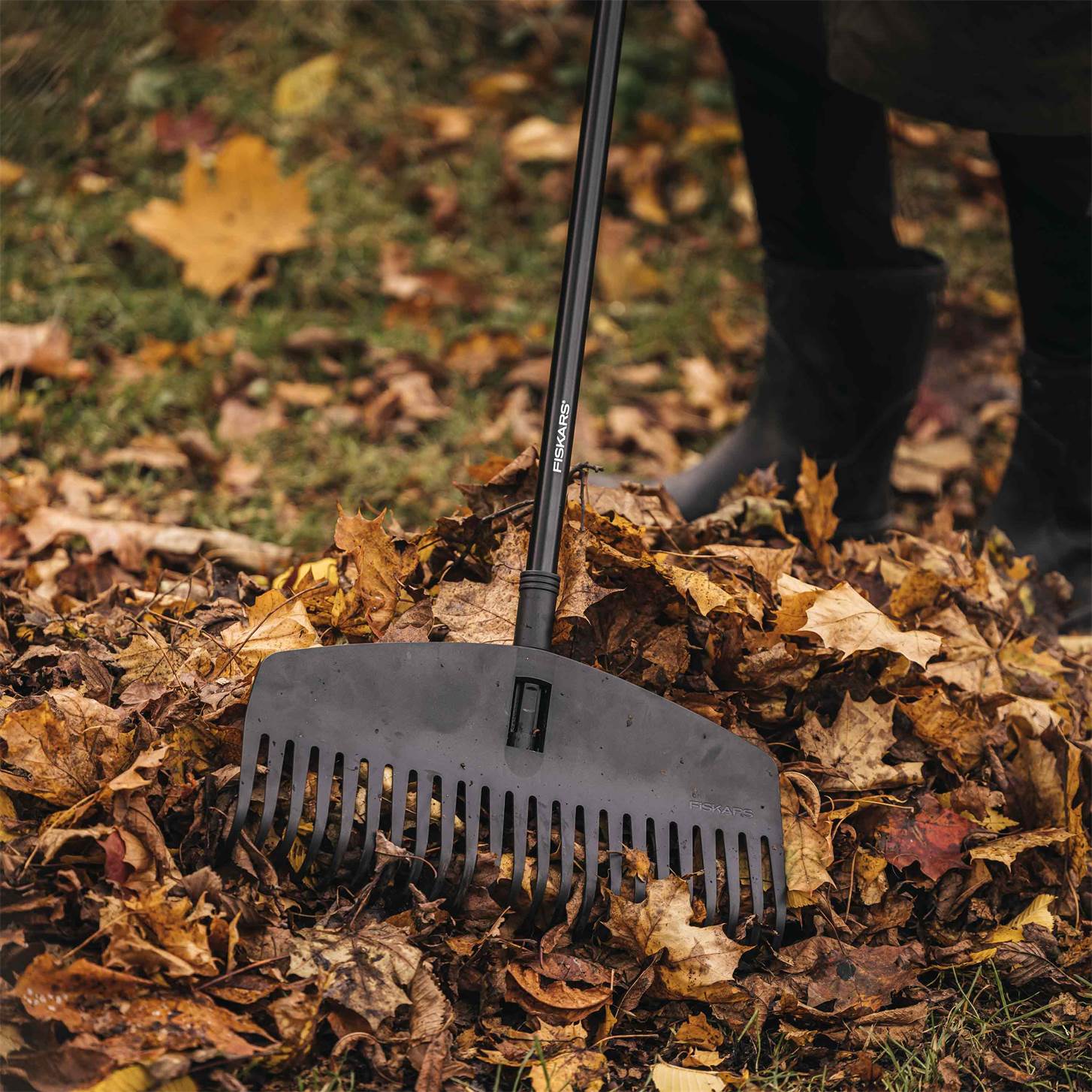 Fiskars Solid Навчны Шүүр M